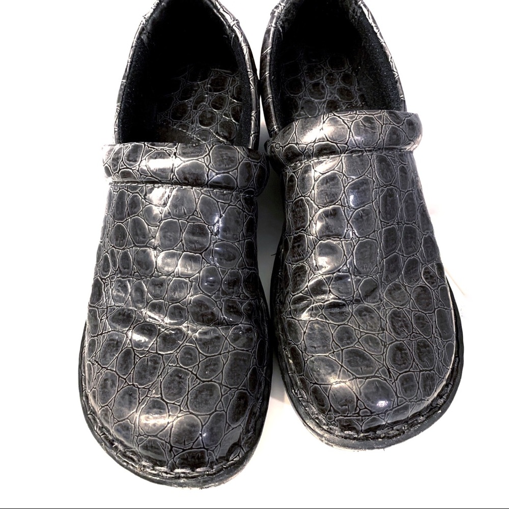 Born BOC Dark Gray Croco Clogs. Size 8.5.